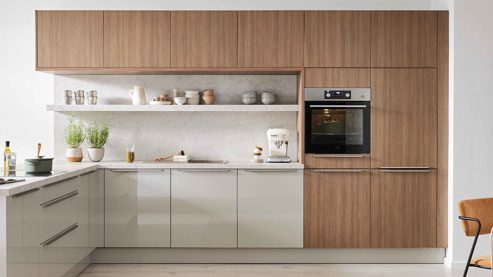 Einbauküche WERT KÜCHE® aus Holz in Grau WERT KÜCHE® Linda mit AEG Einbaugeräten Kieselgrau & Eiche Rillenoptik - Stellfläche ca. 285 x 365 cm