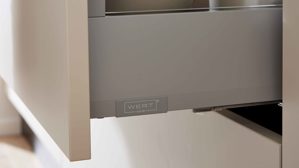 Einbauküche WERT KÜCHE® aus Holz in Hellgrau WERT KÜCHE® Mattea mit Side by Side Kühl-Gefrierkombi Kieselgrau & Wildeiche - zweiteilig