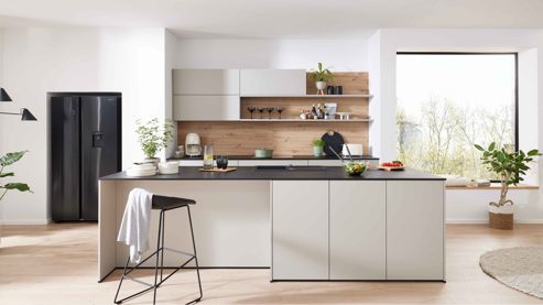 Einbauküche WERT KÜCHE® aus Holz in Hellgrau WERT KÜCHE® Mattea mit Side by Side Kühl-Gefrierkombi Kieselgrau & Wildeiche - zweiteilig