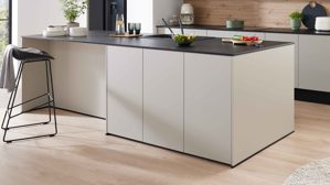 Einbauküche WERT KÜCHE® aus Holz in Hellgrau WERT KÜCHE® Mattea mit Side by Side Kühl-Gefrierkombi Kieselgrau & Wildeiche - zweiteilig