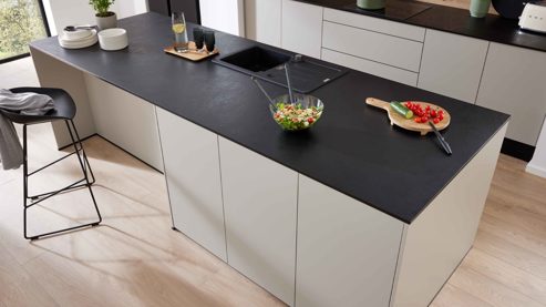 Einbauküche WERT KÜCHE® aus Holz in Hellgrau WERT KÜCHE® Mattea mit Side by Side Kühl-Gefrierkombi Kieselgrau & Wildeiche - zweiteilig