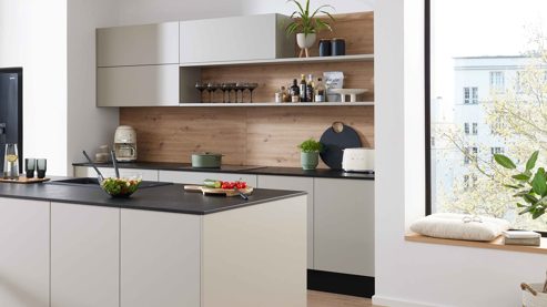 Einbauküche WERT KÜCHE® aus Holz in Hellgrau WERT KÜCHE® Mattea mit Side by Side Kühl-Gefrierkombi Kieselgrau & Wildeiche - zweiteilig