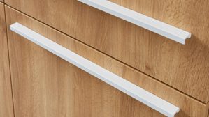 Einbauküche WERT KÜCHE® aus Holz in Beige WERT KÜCHE® Mattea mit zwei Kücheninseln Muschelweiß & Aurora Eiche - zweizeilig