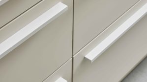 Einbauküche WERT KÜCHE® aus Holz in Beige WERT KÜCHE® Mattea mit zwei Kücheninseln Muschelweiß & Aurora Eiche - zweizeilig