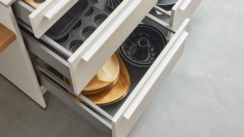 Einbauküche WERT KÜCHE® aus Holz in Beige WERT KÜCHE® Mattea mit zwei Kücheninseln Muschelweiß & Aurora Eiche - zweizeilig