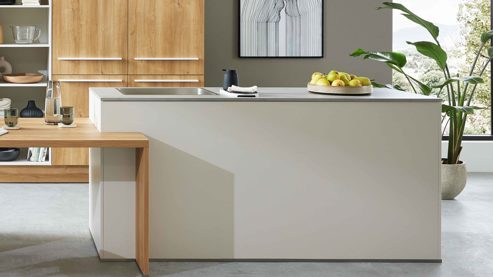 Einbauküche WERT KÜCHE® aus Holz in Beige WERT KÜCHE® Ulrika mit zwei Kücheninseln Muschelweiß & Aurora Eiche - zweizeilig