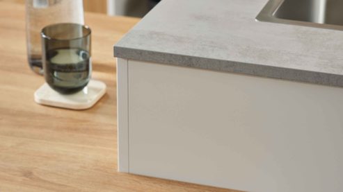 Einbauküche WERT KÜCHE® aus Holz in Beige WERT KÜCHE® Ulrika mit zwei Kücheninseln Muschelweiß & Aurora Eiche - zweizeilig