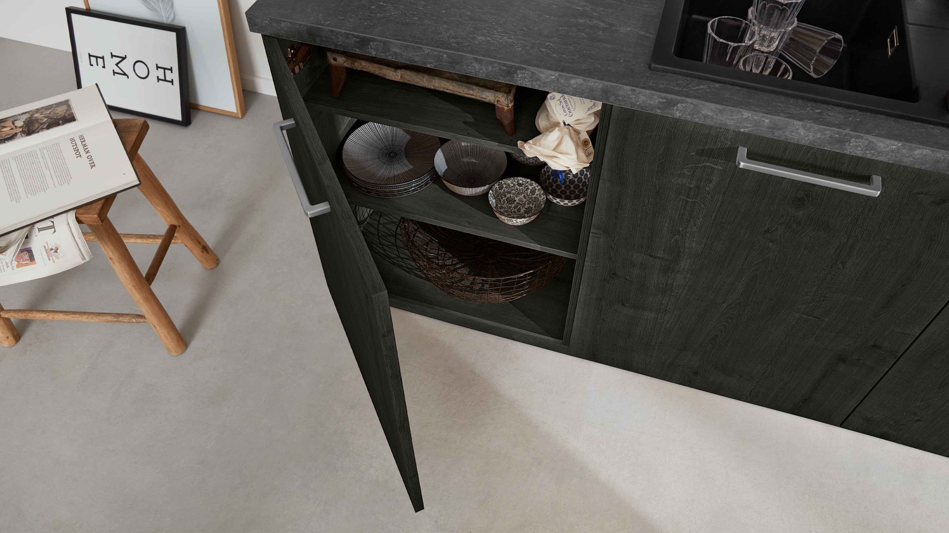 Einbauküche Interliving aus Holz in Hellgrau Interliving Küche Serie 3049 mit AEG Einbaugeräten Platingrau & Eiche Nero – zweizeilig