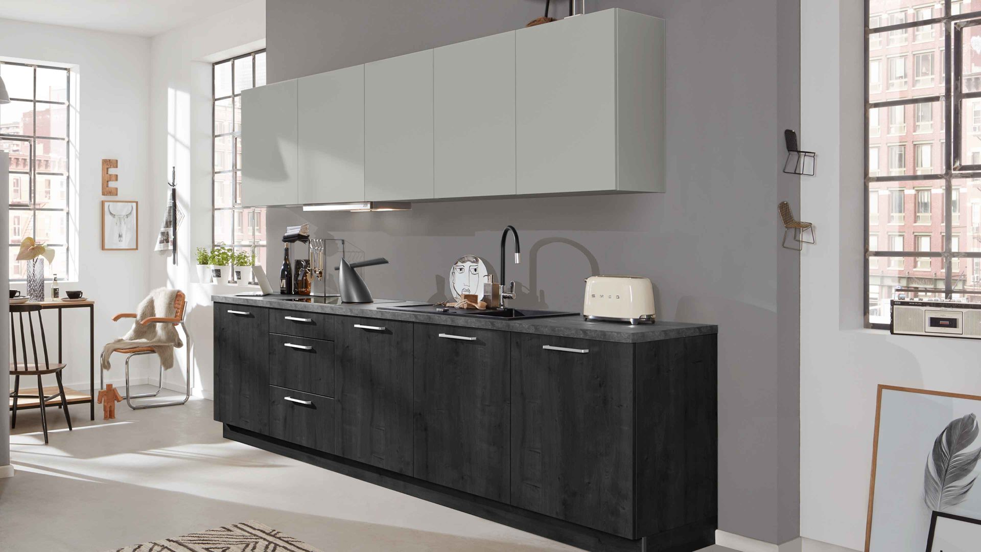 Einbauküche Interliving aus Holz in Hellgrau Interliving Küche Serie 3049 mit AEG Einbaugeräten Platingrau & Eiche Nero – zweizeilig