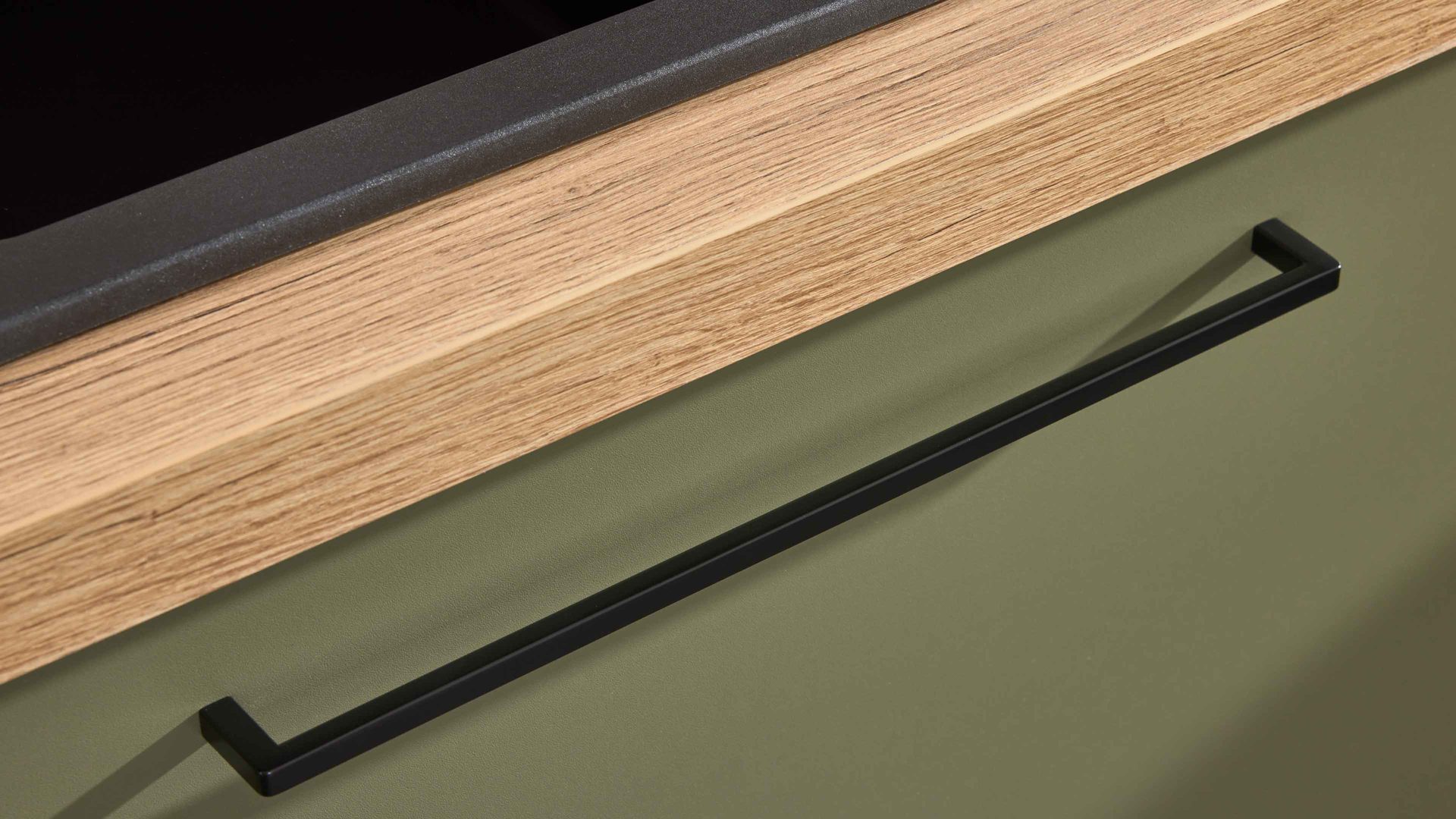 Einbauküche Interliving aus Holz in Grün Interliving Küche Serie 3065 mit SIEMENS-Einbaugeräten Olive & Eiche Ventura – Stellfläche ca. 350 x 278 cm