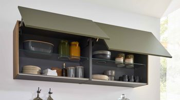 Einbauküche Interliving aus Holz in Grün Interliving Küche Serie 3065 mit SIEMENS-Einbaugeräten Olive & Eiche Ventura – Stellfläche ca. 350 x 278 cm