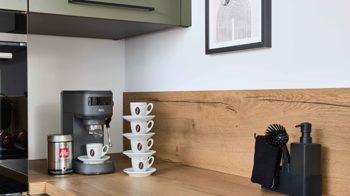 Einbauküche Interliving aus Holz in Grün Interliving Küche Serie 3065 mit SIEMENS-Einbaugeräten Olive & Eiche Ventura – Stellfläche ca. 350 x 278 cm