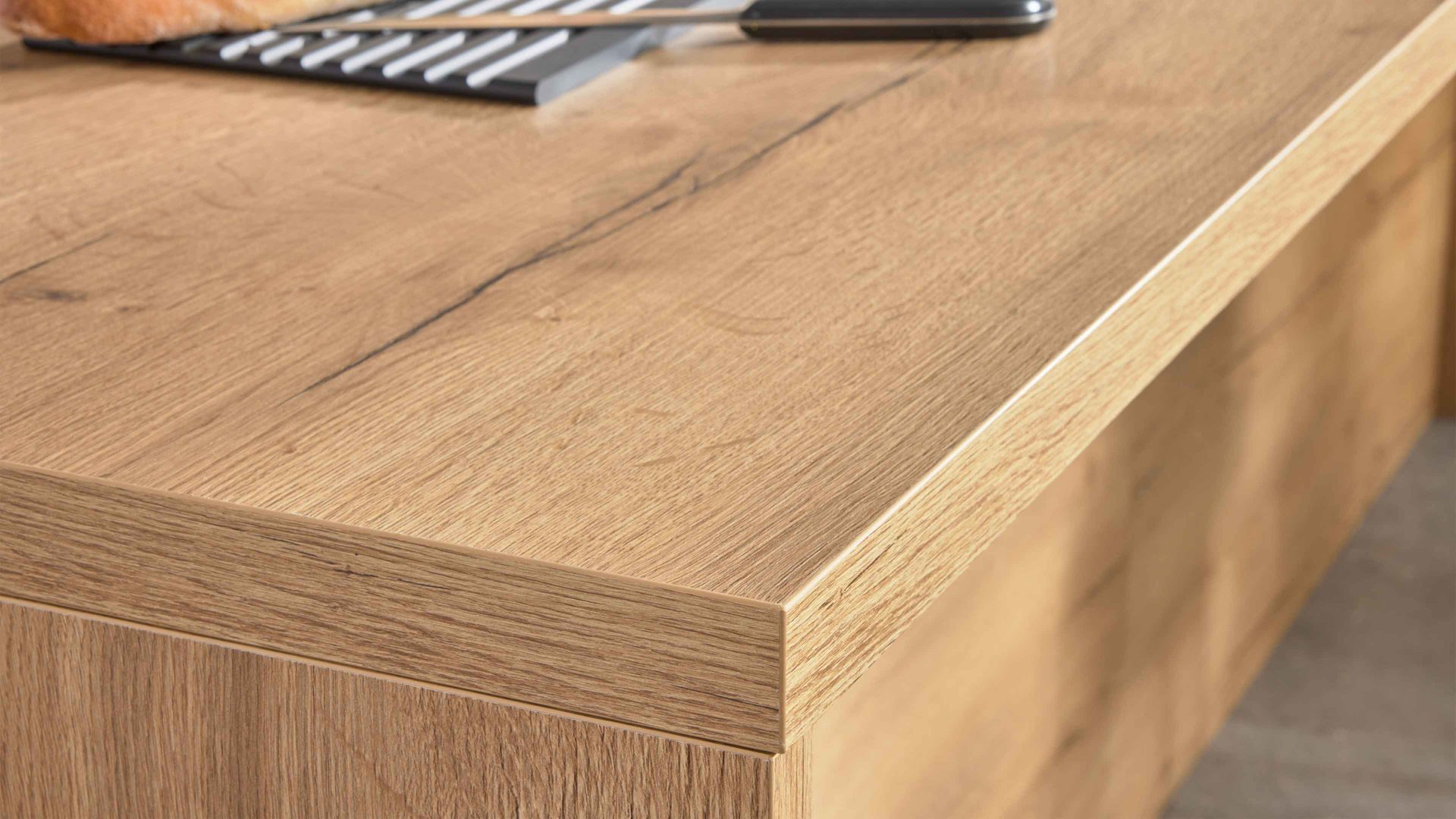 Einbauküche Interliving aus Holz in Grün Interliving Küche Serie 3065 mit SIEMENS-Einbaugeräten Olive & Eiche Ventura – Stellfläche ca. 350 x 278 cm