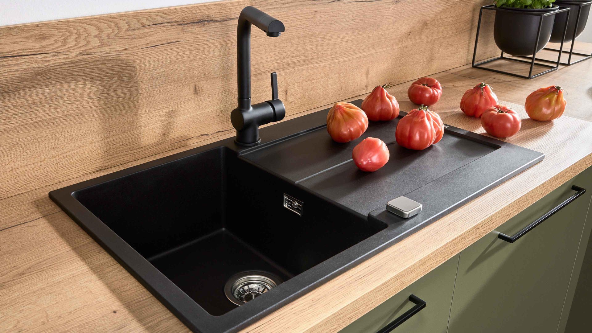 Einbauküche Interliving aus Holz in Grün Interliving Küche Serie 3065 mit SIEMENS-Einbaugeräten Olive & Eiche Ventura – Stellfläche ca. 350 x 278 cm