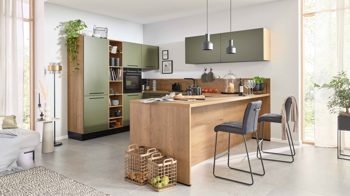 Einbauküche Interliving aus Holz in Grün Interliving Küche Serie 3065 mit SIEMENS-Einbaugeräten Olive & Eiche Ventura – Stellfläche ca. 350 x 278 cm