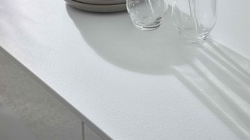 Einbauküche Interliving aus Holz in Weiß Interliving Küche Serie 3066 mit AEG-Einbaugeräten Hochglanz Weiß – zweizeilig