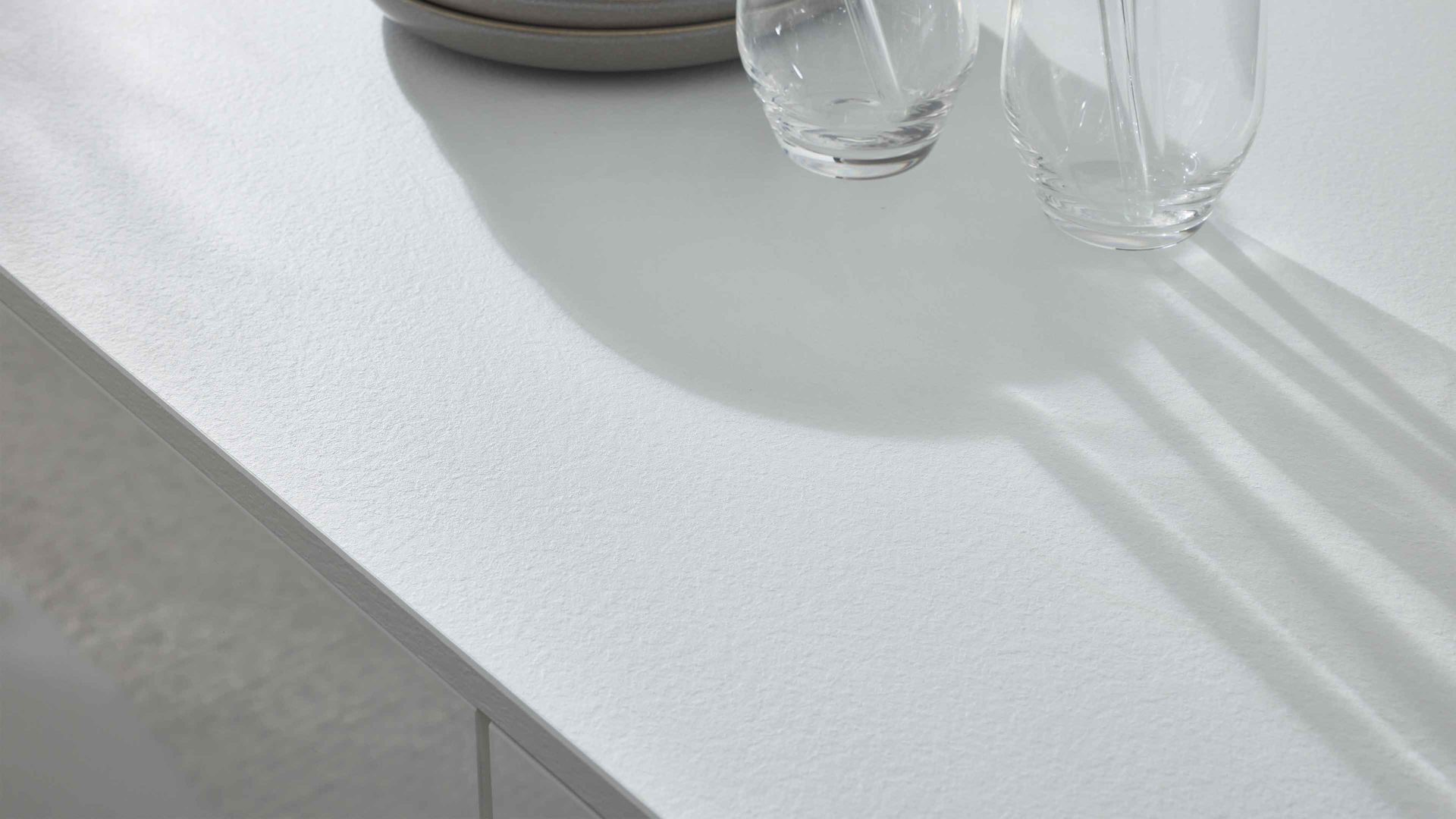 Einbauküche Interliving aus Holz in Weiß Interliving Küche Serie 3066 mit AEG-Einbaugeräten Hochglanz Weiß – zweizeilig