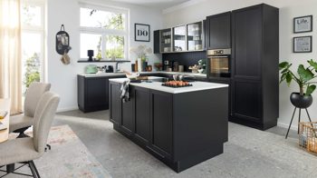 Einbauküche Interliving aus Holz in Schwarz Interliving Küche Serie 3067 mit AEG Einbaugeräten schwarze Esche – zweizeilig