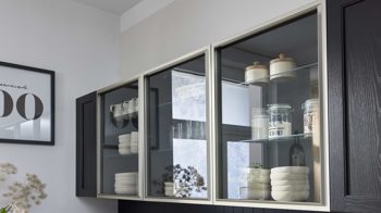 Einbauküche Interliving aus Holz in Schwarz Interliving Küche Serie 3067 mit AEG Einbaugeräten schwarze Esche – zweizeilig