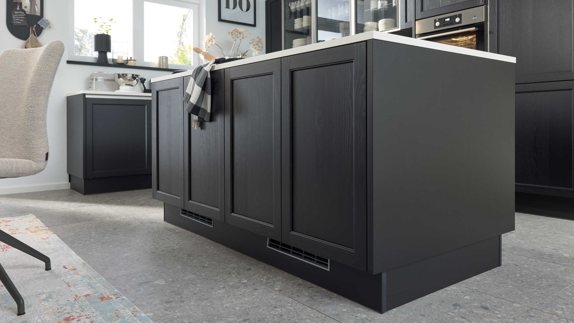 Einbauküche Interliving aus Holz in Schwarz Interliving Küche Serie 3067 mit AEG Einbaugeräten schwarze Esche – zweizeilig