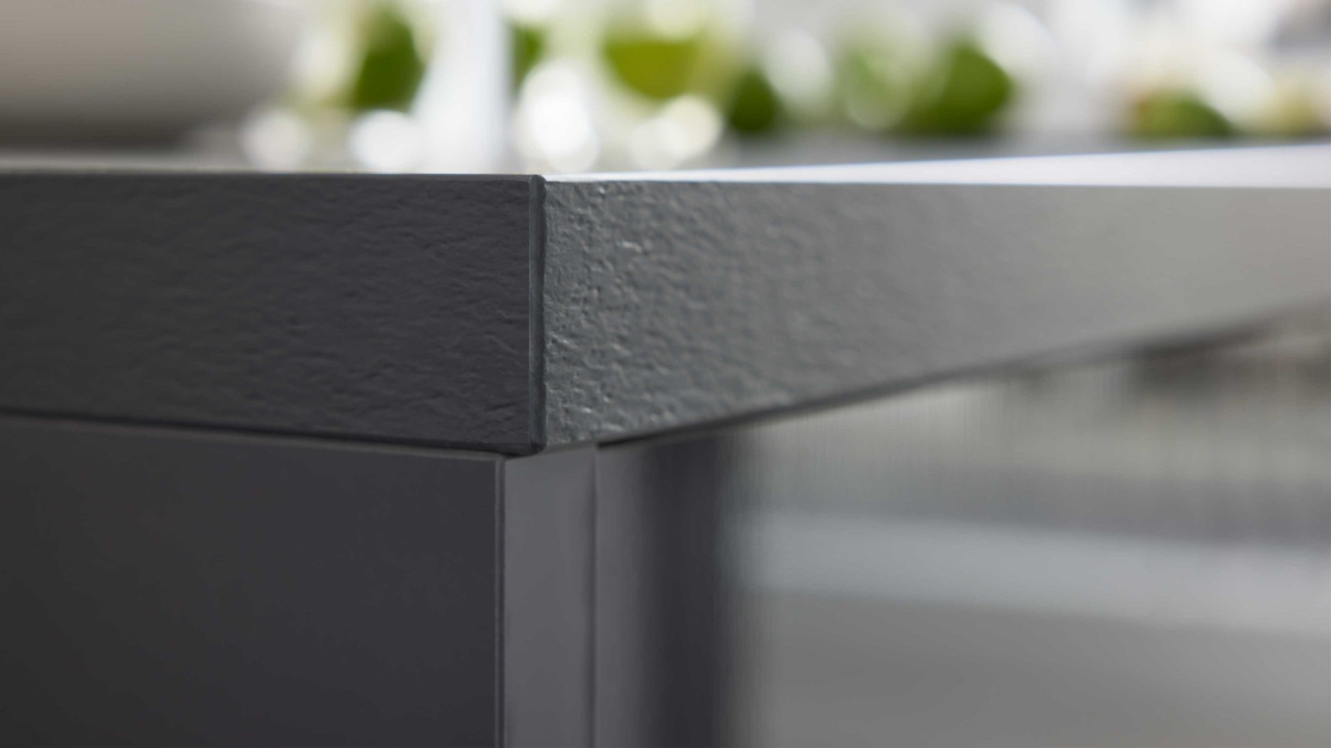 Einbauküche Interliving aus Holz in Dunkelgrau Interliving Küche Serie 3115 mit privileg-Einbaugeräten Graphit Hochglanz – Stellfläche ca. 360 x 365 cm