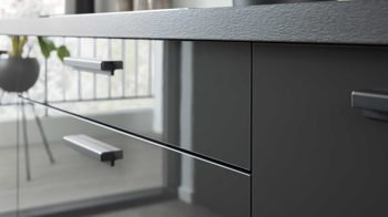 Einbauküche Interliving aus Holz in Dunkelgrau Interliving Küche Serie 3068 mit privileg-Einbaugeräten Graphit Hochglanz – Stellfläche ca. 360 x 365 cm