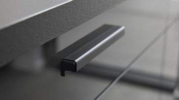 Einbauküche Interliving aus Holz in Dunkelgrau Interliving Küche Serie 3115 mit privileg-Einbaugeräten Graphit Hochglanz – Stellfläche ca. 360 x 365 cm