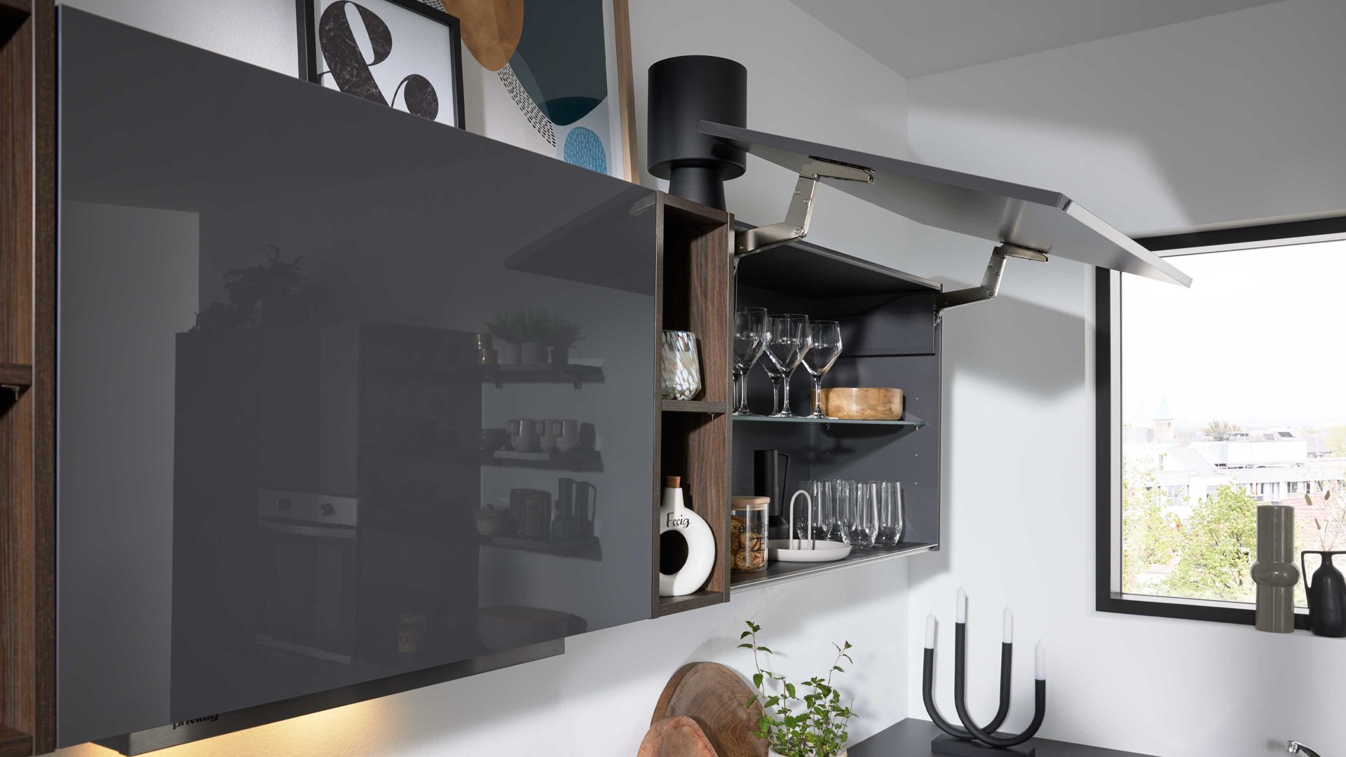 Einbauküche Interliving aus Holz in Dunkelgrau Interliving Küche Serie 3068 mit privileg-Einbaugeräten Graphit Hochglanz – Stellfläche ca. 360 x 365 cm