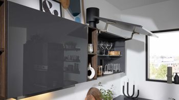 Einbauküche Interliving aus Holz in Dunkelgrau Interliving Küche Serie 3068 mit privileg-Einbaugeräten Graphit Hochglanz – Stellfläche ca. 360 x 365 cm