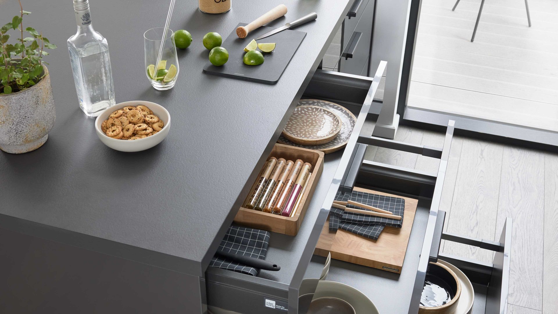 Einbauküche Interliving aus Holz in Dunkelgrau Interliving Küche Serie 3068 mit privileg-Einbaugeräten Graphit Hochglanz – Stellfläche ca. 360 x 365 cm