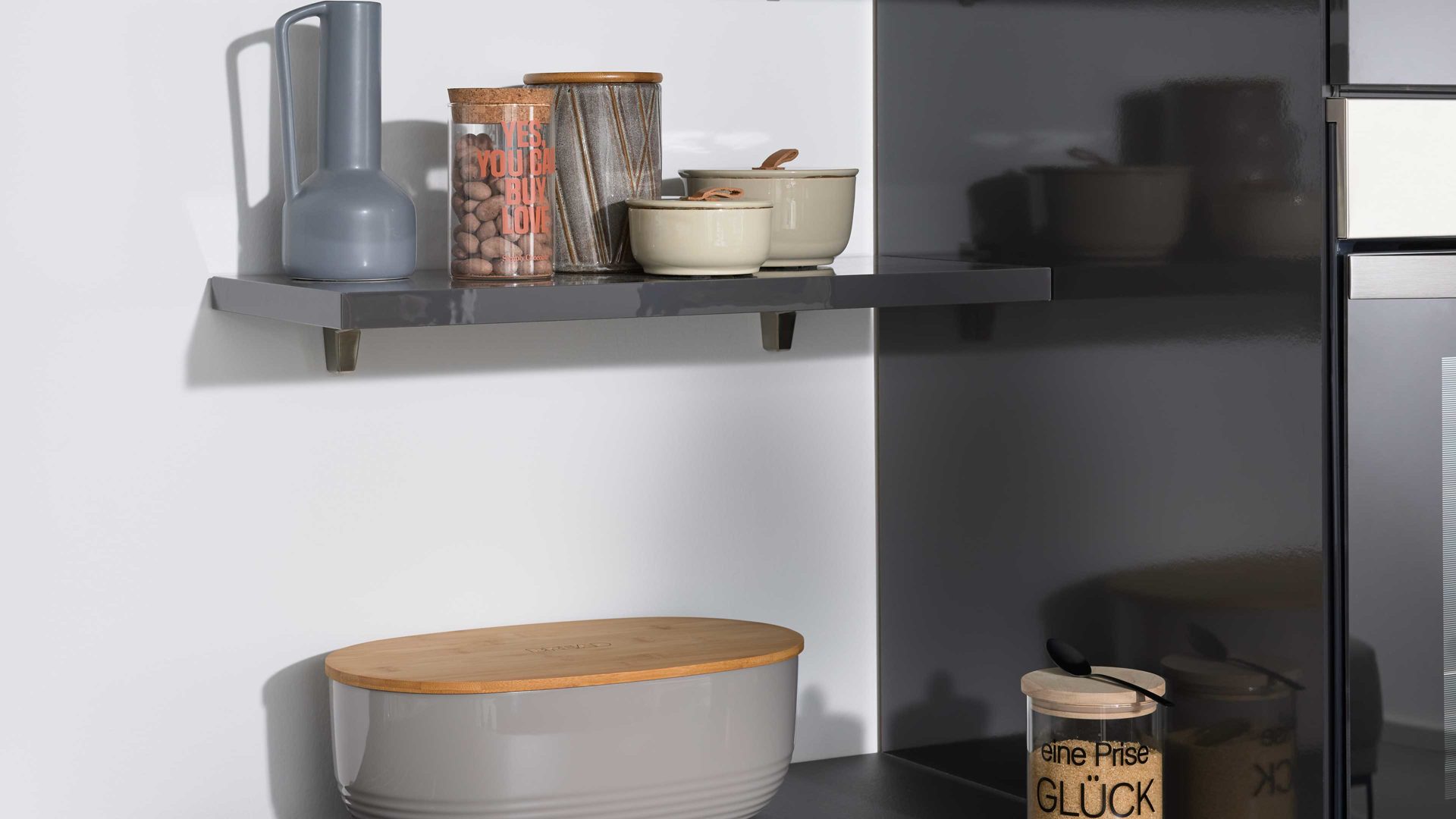 Einbauküche Interliving aus Holz in Dunkelgrau Interliving Küche Serie 3115 mit privileg-Einbaugeräten Graphit Hochglanz – Stellfläche ca. 360 x 365 cm