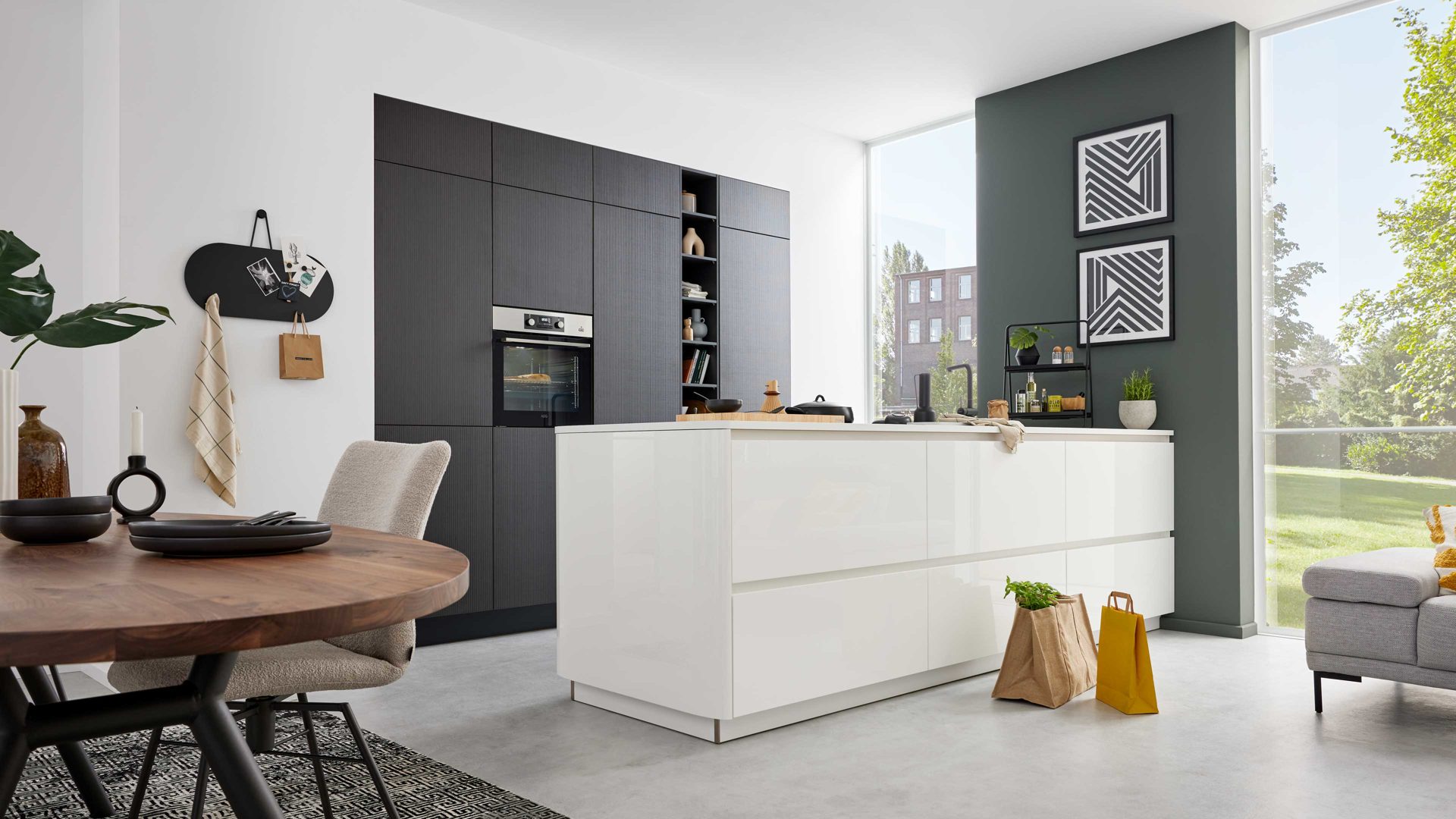 Einbauküche Interliving aus Holz in Dunkelbraun Interliving Küche Serie 3069 mit AEG-Einbaugeräten Stripe Wood Coffee & Hochglanz Weiß – zweizeilig