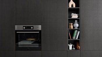 Einbauküche Interliving aus Holz in Dunkelbraun Interliving Küche Serie 3069 mit AEG-Einbaugeräten Stripe Wood Coffee & Hochglanz Weiß – zweizeilig