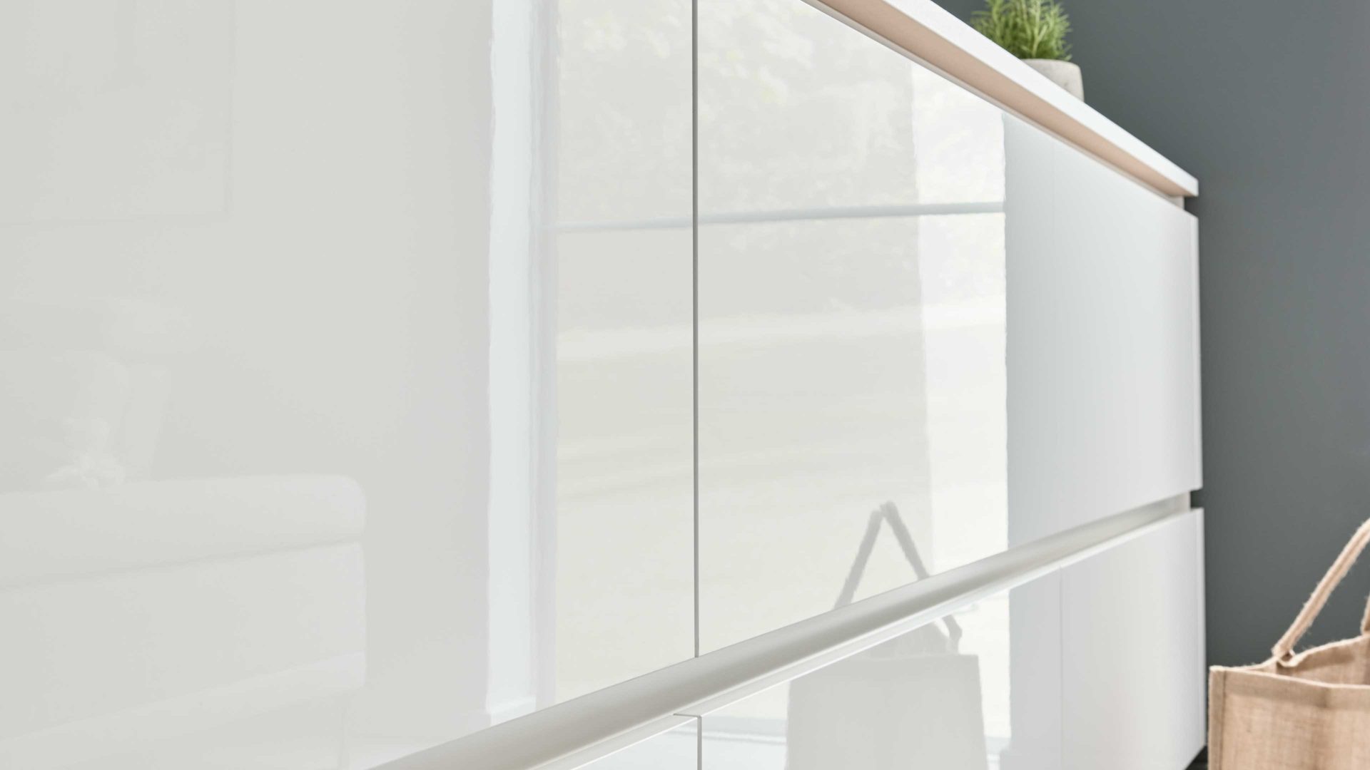 Einbauküche Interliving aus Holz in Dunkelbraun Interliving Küche Serie 3069 mit AEG-Einbaugeräten Stripe Wood Coffee & Hochglanz Weiß – zweizeilig