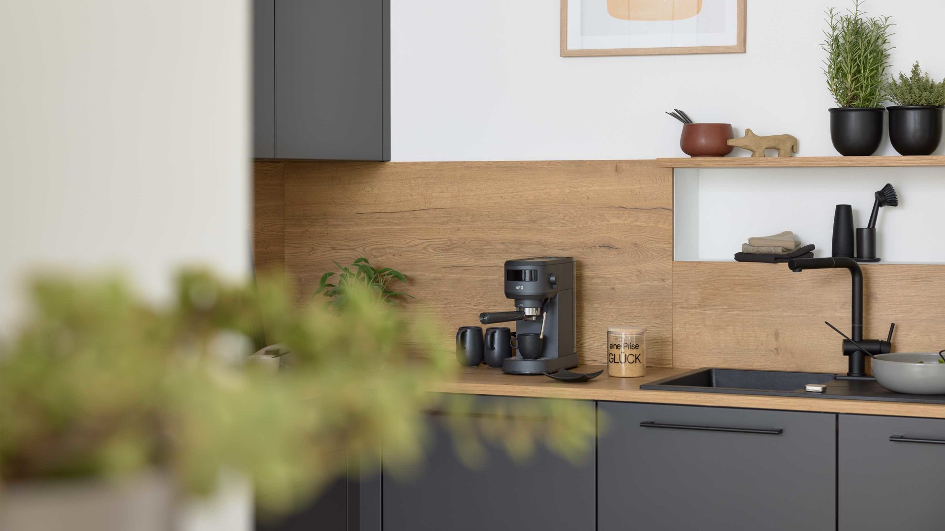 Einbauküche Interliving aus Holz in Dunkelgrau Interliving Küche Serie 3070 mit SIEMENS-Einbaugeräten Graphit & Eiche Ventura - zweizeilig