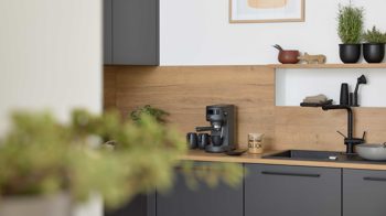 Einbauküche Interliving aus Holz in Dunkelgrau Interliving Küche Serie 3070 mit SIEMENS-Einbaugeräten Graphit & Eiche Ventura - zweizeilig