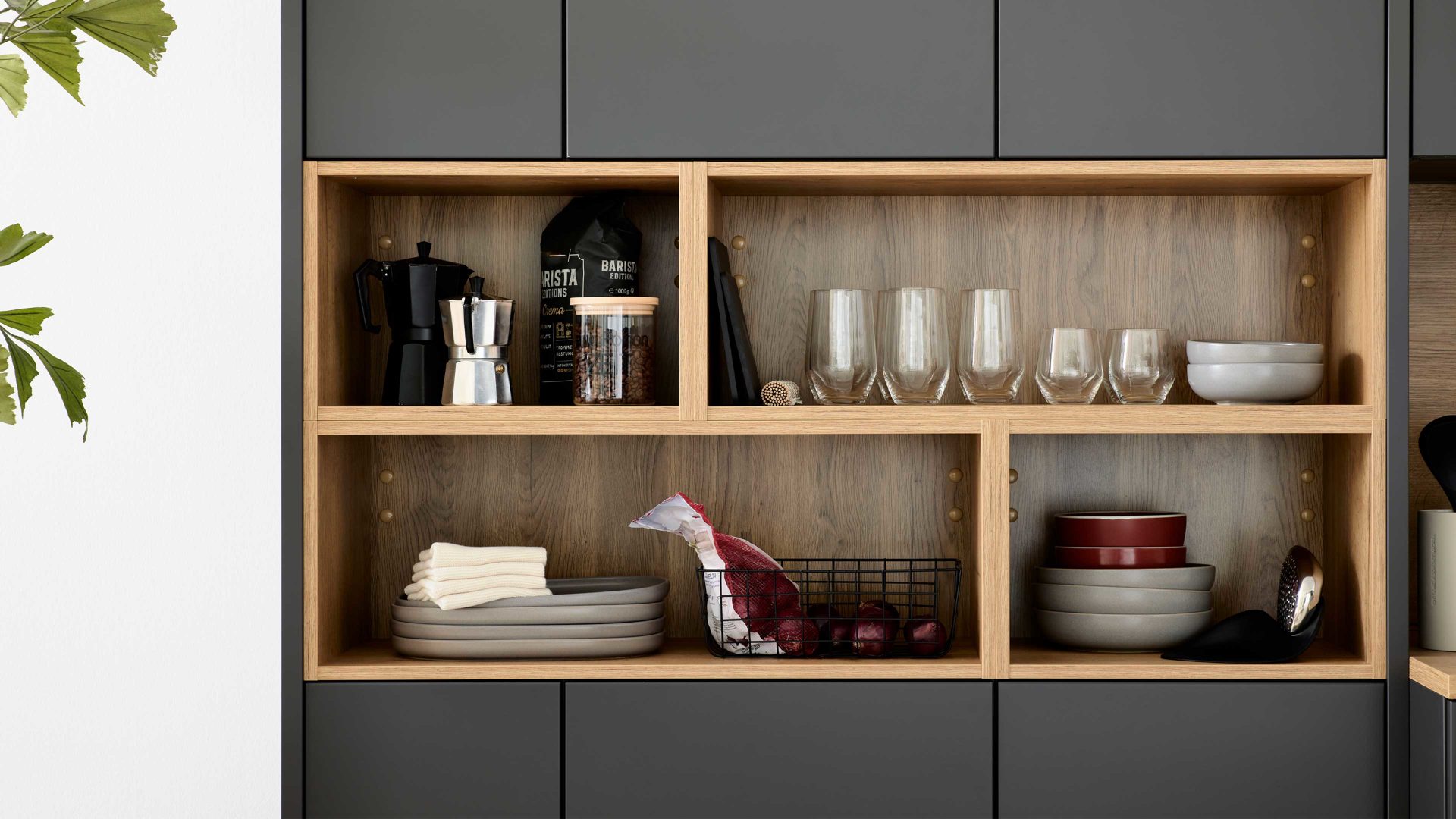 Einbauküche Interliving aus Holz in Dunkelgrau Interliving Küche Serie 3070 mit SIEMENS-Einbaugeräten Graphit & Eiche Ventura - zweizeilig