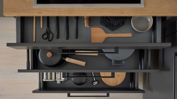 Einbauküche Interliving aus Holz in Dunkelgrau Interliving Küche Serie 3070 mit SIEMENS-Einbaugeräten Graphit & Eiche Ventura - zweizeilig