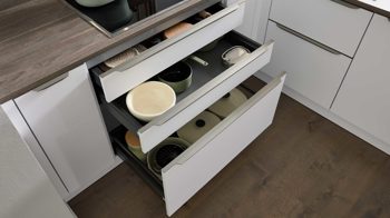 Einbauküche Interliving aus Holz in Weiß Interliving Küche Serie 3071 mit Constructa-Einbaugeräten Arcticweiß & Avocado - zweizeilig