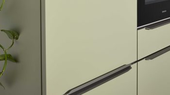 Einbauküche Interliving aus Holz in Weiß Interliving Küche Serie 3071 mit Constructa-Einbaugeräten Arcticweiß & Avocado - zweizeilig