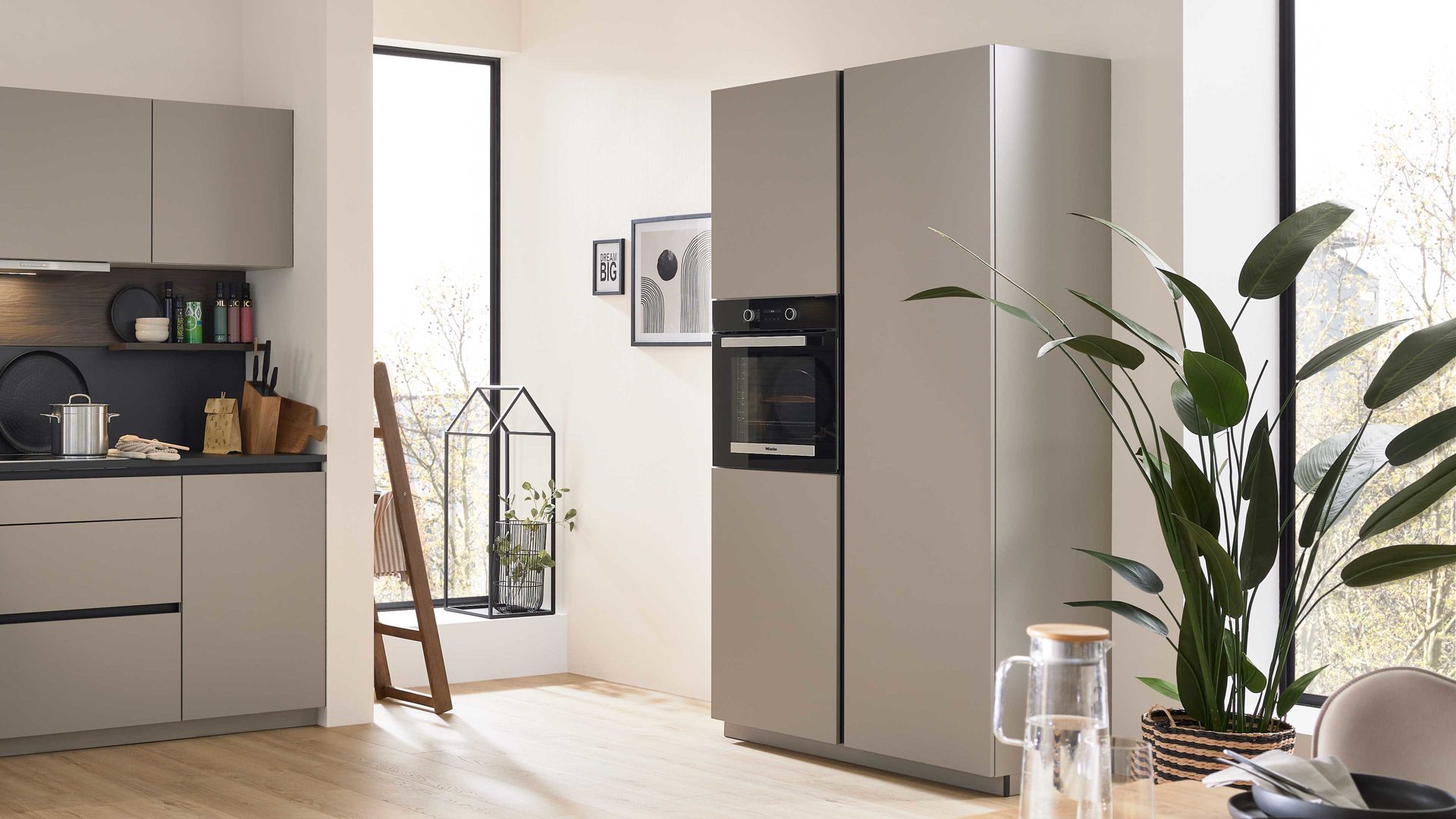 Einbauküche Interliving aus Holz in Beige Interliving Küche Serie 3072 mit Miele-Einbaugeräten Lava & Nussbaum Kuba - zweizeilig