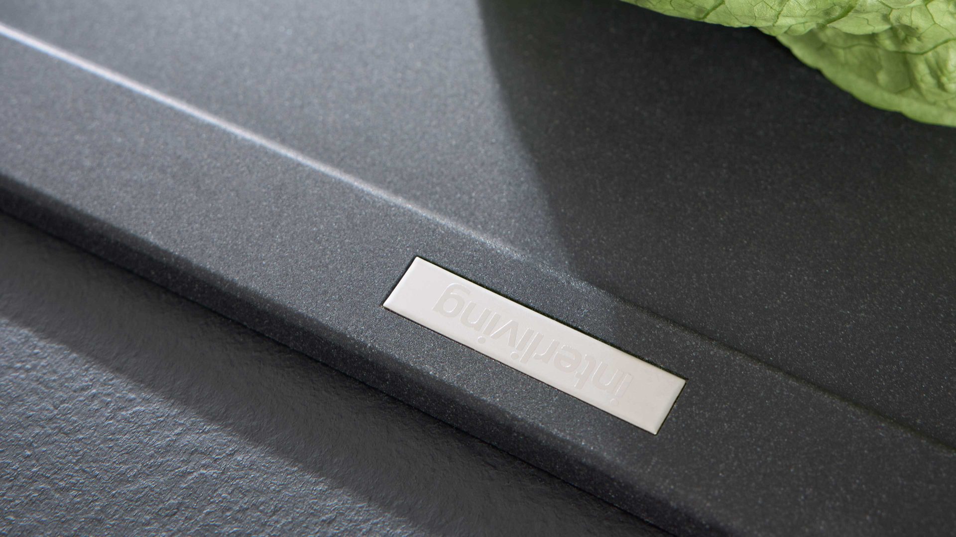 Einbauküche Interliving aus Holz in Beige Interliving Küche Serie 3072 mit Miele-Einbaugeräten Lava & Nussbaum Kuba - zweizeilig