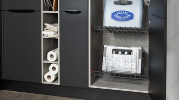 Einbauküche Interliving aus Holz in Schwarz Interliving Küche Serie 3073 - Vorratsraumlösung Mattschwarz & Beton – Stellfläche ca. 289 x 219 cm