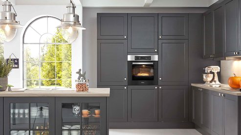 Einbauküche WERT KÜCHE® aus Holz in Schwarz WERT KÜCHE® Vida mit Miele Backofen Lavaschwarz Satin – zweiteilig