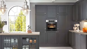 Einbauküche WERT KÜCHE® aus Holz in Schwarz WERT KÜCHE® Vida mit Miele Backofen Lavaschwarz Satin – zweiteilig