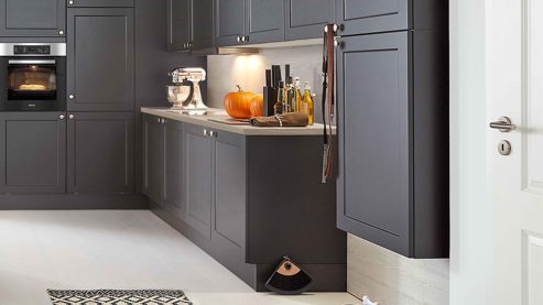 Einbauküche WERT KÜCHE® aus Holz in Schwarz WERT KÜCHE® Vida mit Miele Backofen Lavaschwarz Satin – zweiteilig