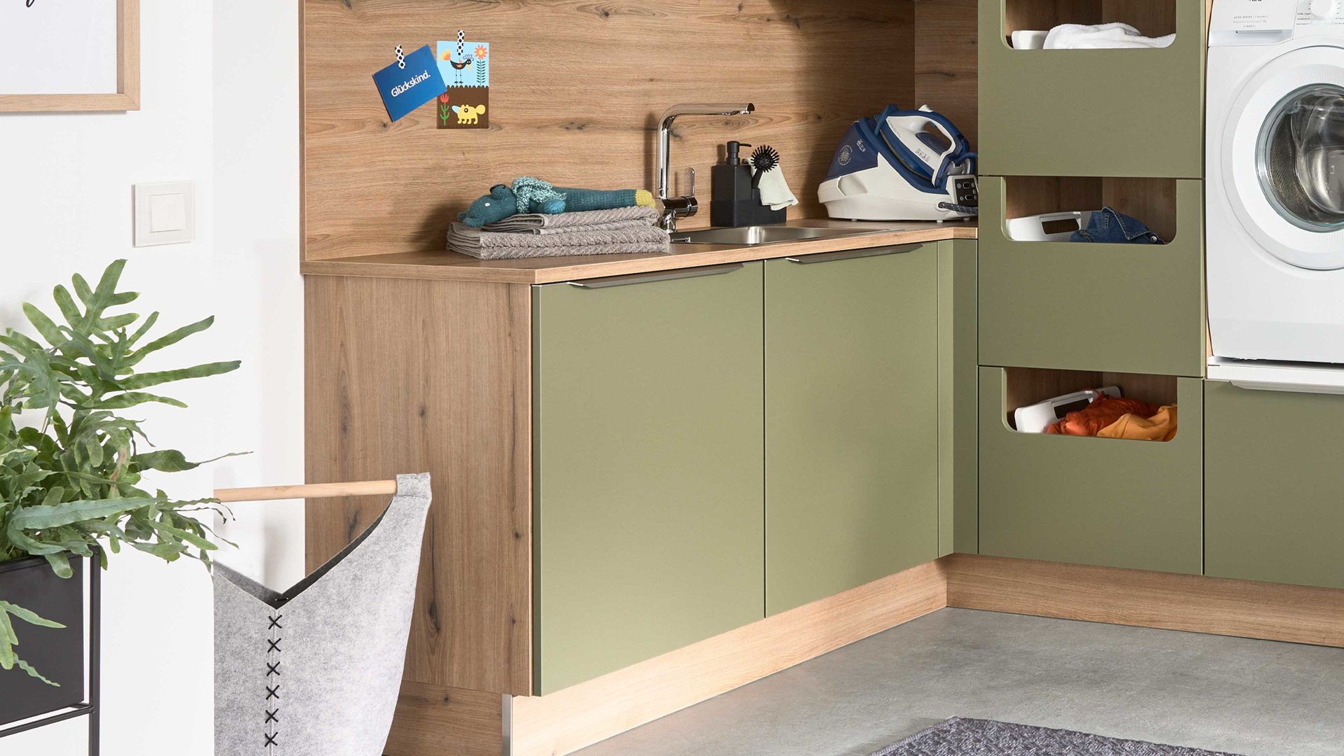 Einbauküche Interliving aus Holz in Grün Interliving Küche Serie 3074 - Hauswirtschaftsraumlösung Olive & Vulkaneiche – Stellfläche ca. 190 x 275 cm