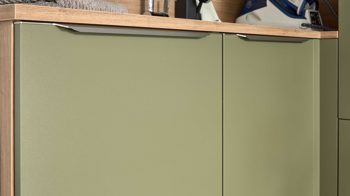 Einbauküche Interliving aus Holz in Grün Interliving Küche Serie 3074 - Hauswirtschaftsraumlösung Olive & Vulkaneiche – Stellfläche ca. 190 x 275 cm