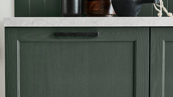 Einbauküche Nolte® küchen aus Holz in Dunkelgrün nolte® Einbauküche Lugano mit SIEMENS Einbaugeräten Black Green – dreizeilig