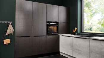 Einbauküche Nolte® küchen aus Holz in Weiß nolte® Einbauküche Stone mit SIEMENS-Einbaugeräten weißer Beton & Stripe Wood Coffee – Stellfläche ca. 385 x 279 cm